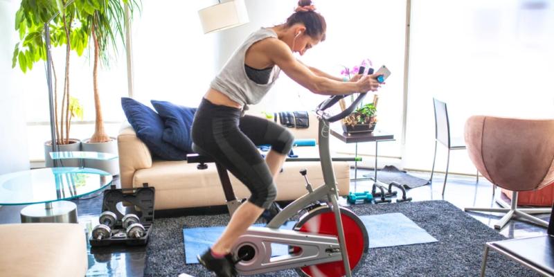 Mulher em uma bicicleta ergométrica